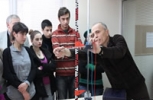 მოსწავლეები ფიზიკის ულტრათანამედროვე ლაბორატორიაში 